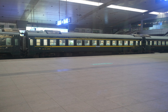 站台上的绿皮火车