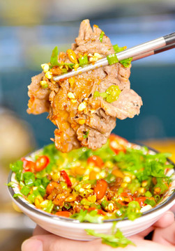 火锅蘸牛肉