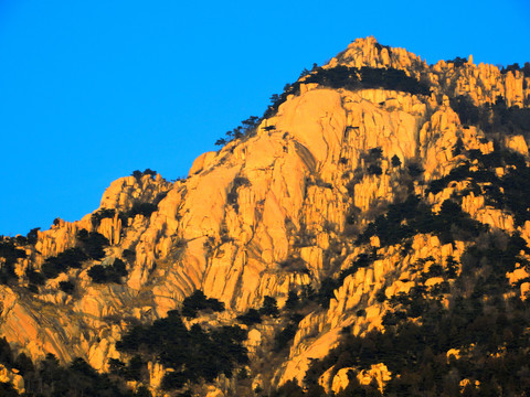 夕照中的巍峨大山