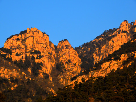 夕照中的巍峨大山