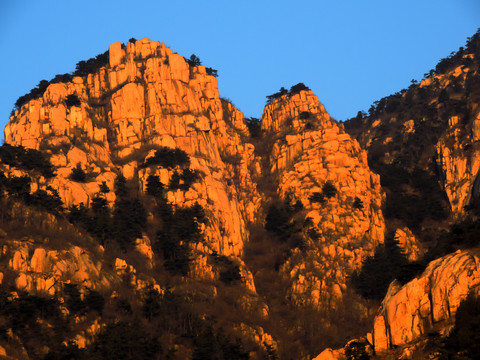 夕照中的巍峨大山