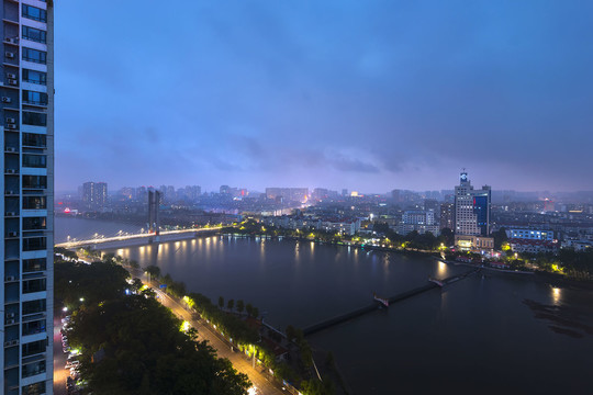 雨中的信阳城夜景