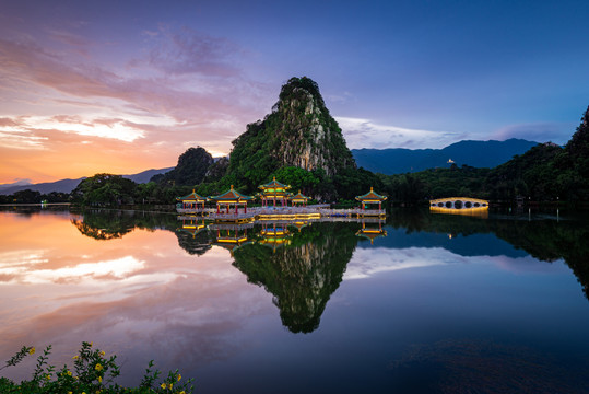 肇庆七星岩五龙亭夜景