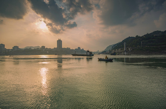 宜宾三江汇流水面光影自然风光