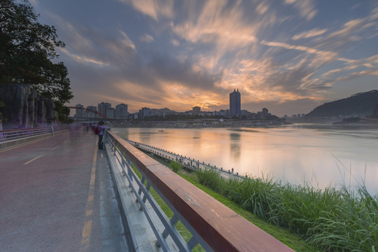 宜宾日落晚霞三江汇流城市景观