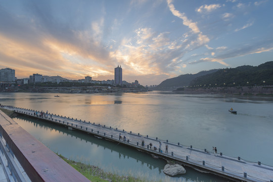 宜宾日落晚霞三江汇流城市景观