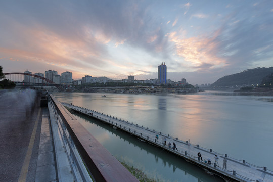 宜宾日落晚霞三江汇流城市景观