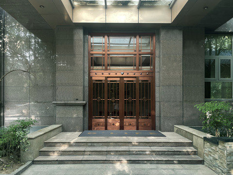 办公楼入口的铜门