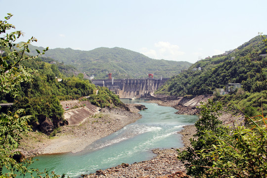 安康水电站远眺