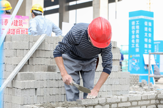 在建筑工地劳动的建筑工人