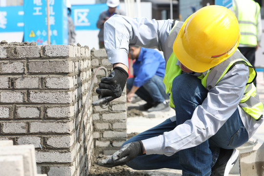 在建筑工地劳动的建筑工人