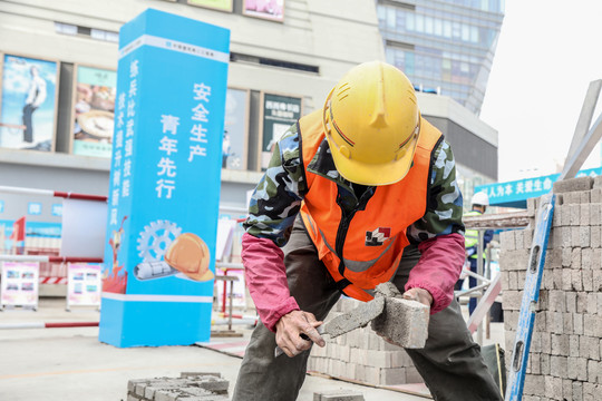 在建筑工地劳动的建筑工人