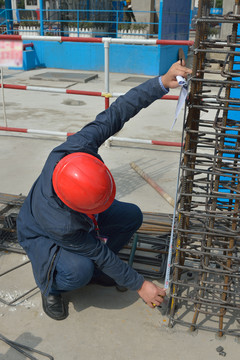 在工地劳动的建筑工人