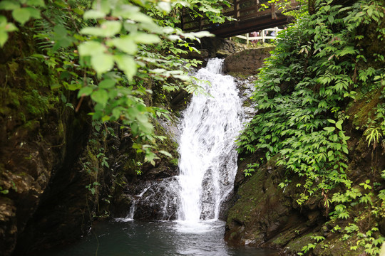 红峡谷山涧瀑布水流