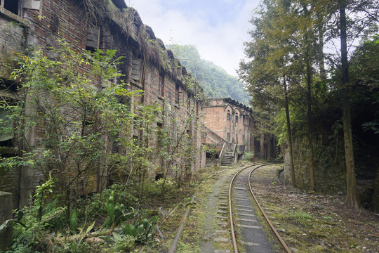 嘉阳煤矿窄轨铁路穿过的住宅区