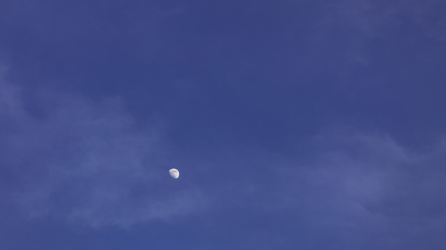 蓝天背景月亮
