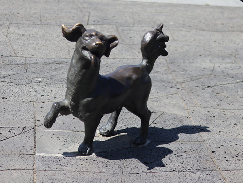 青铜狗雕塑