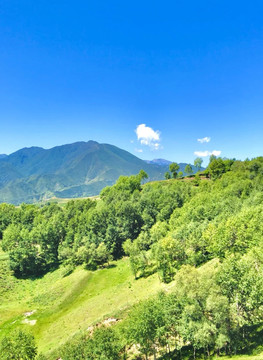 蓝天山地景色