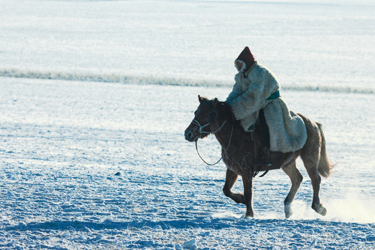 冬季雪原蒙古人骑马
