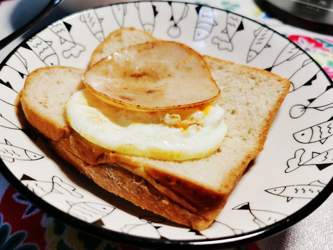 切片面包火腿煎蛋