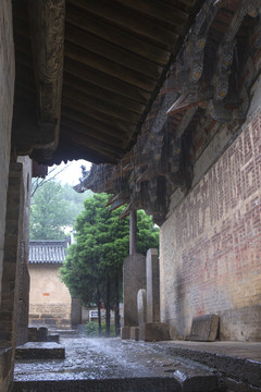 龙门寺大雄宝殿山墙标语