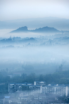 乡村有雾的早晨