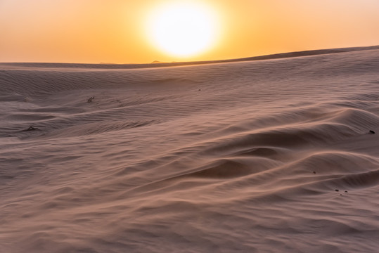 夕阳下的中国内蒙古沙漠