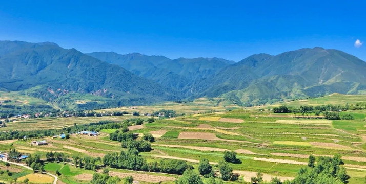 丘陵山峰远景