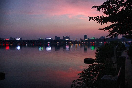 夕阳下的甘棠湖