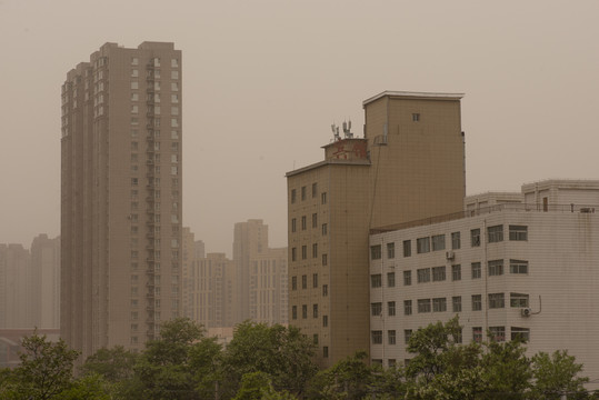 沙尘天里的城市