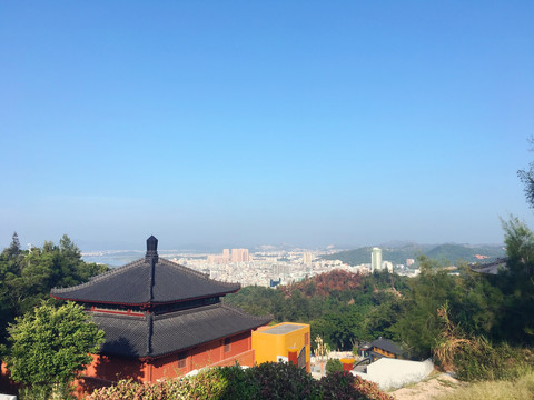 山顶寺庙城市鸟瞰