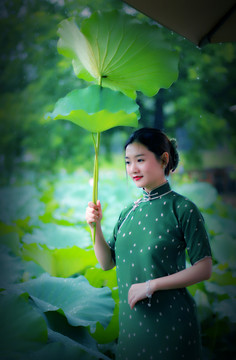 荷花美人举荷叶的女孩