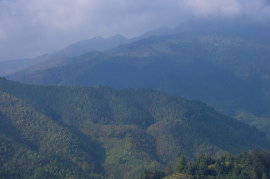 大山起伏延绵