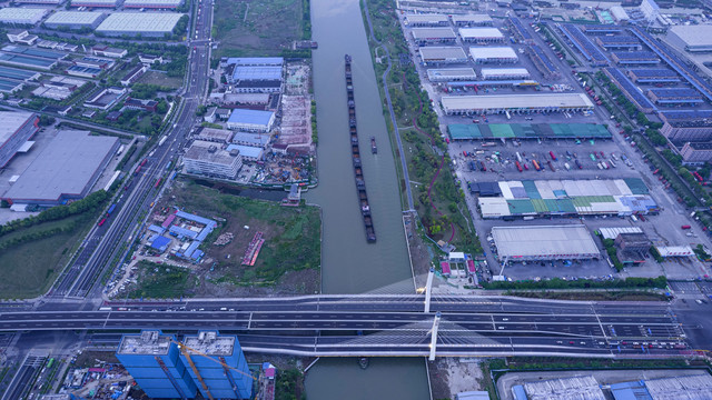 京杭运河货船与斜拉桥