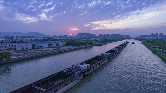 夕阳下的大运河船运