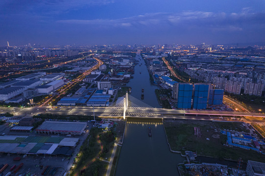 华灯初上的京杭大运河