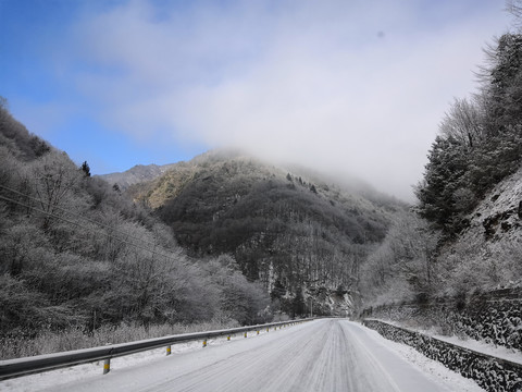 神龙架雪山