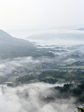 云雾缭绕高山沟壑蜿蜒田野