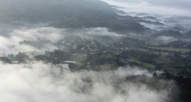云雾缭绕民居蜿蜒田野自然风光
