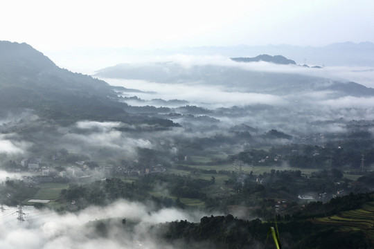 云雾缭绕高山沟壑蜿蜒田野