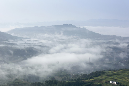 蜿蜒田野云雾缭绕高山沟壑