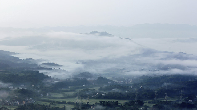 云雾缭绕高山沟壑蜿蜒田野