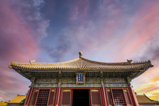 朝霞映照下的北京故宫交泰殿