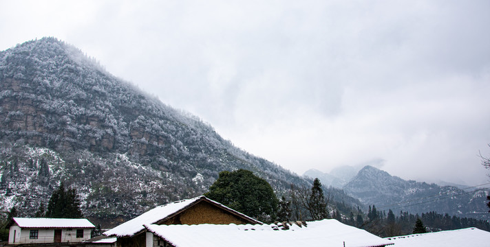 山区雪景