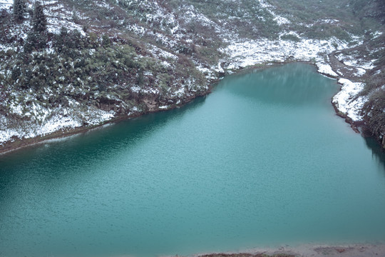 水库雪景