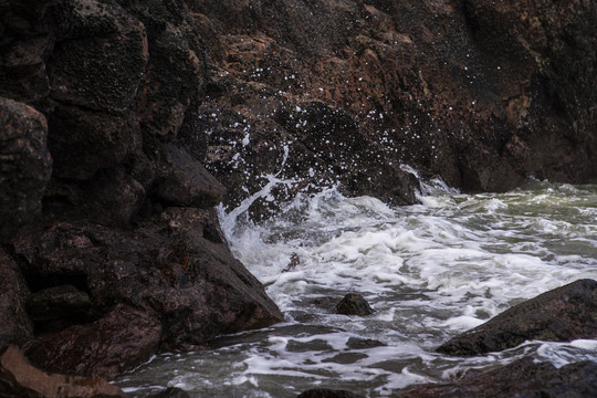 海边拍打岩石的浪花