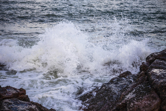 海边拍打岩石的浪花