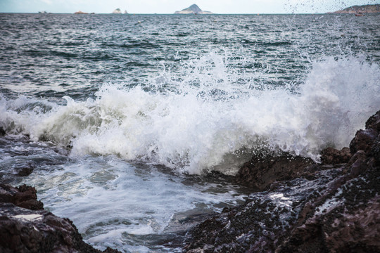 海边拍打岩石的浪花