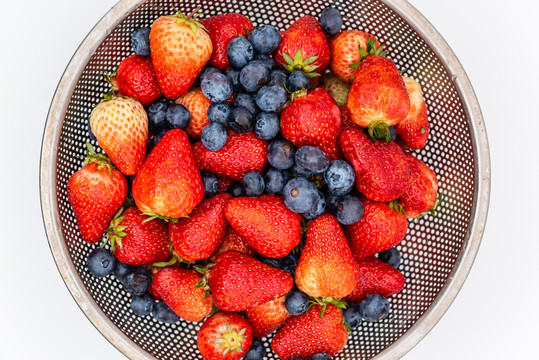 室内棚拍新鲜的草莓和蓝莓