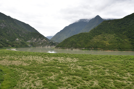 高山河流